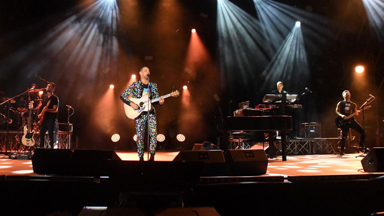 Francesco Gabbani, festa e grandi emozioni: super concerto a Carrara – Video