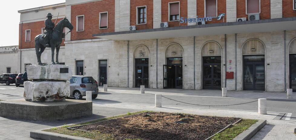 Grosseto, colpisce un poliziotto: arrestato tassista di 65 anni. La follia alla stazione
