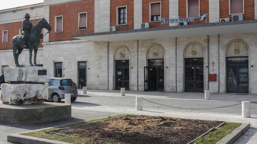Grosseto, colpisce un poliziotto: arrestato tassista di 65 anni. La follia alla stazione