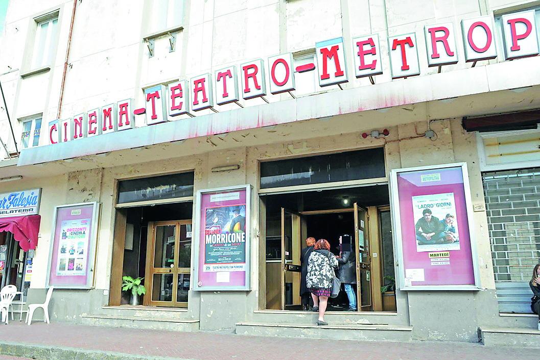 Piombino, un’altra notte di follia in centro: urina all’ingresso del Metropolitan
