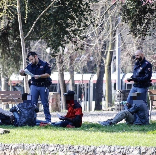 Firenze, alle Cascine l’ennesima rapina: fidanzati aggrediti dal branco all’uscita dalla discoteca