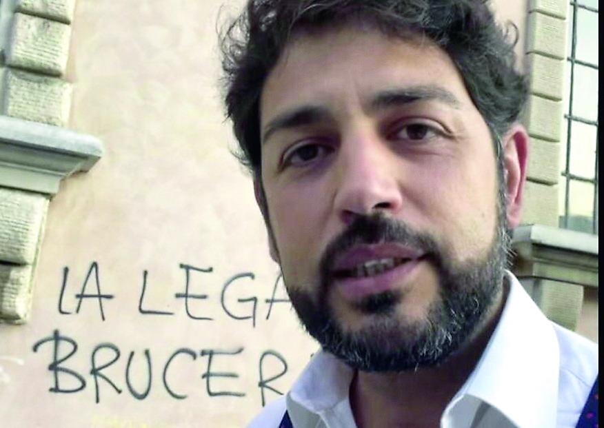 Carrara, il deputato leghista Barabotti: «Scritte vergognose sulla facciata dell’Accademia» – Video