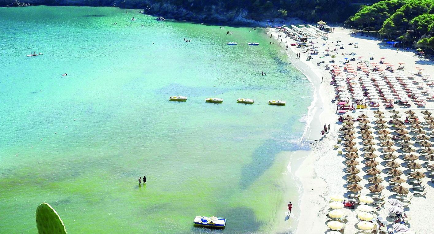 Cartelli e spiaggia svuotata a Fetovaia, ma in serata il giallo: «Valori nella norma». E Asa si smarca