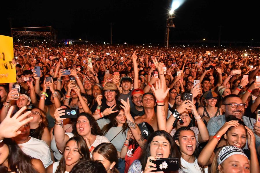 Reggio Emilia, la gioia dei fan davanti ai Pinguini:  «Indimenticabile»