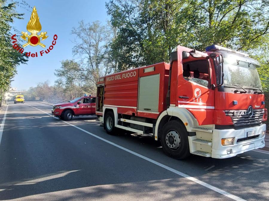 Montecatini, a fuoco un campo incolto vicino alla chiesa di San Francesco