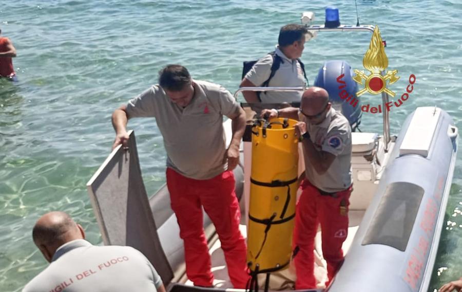 Cagliari, cade tra gli scogli per un malore: soccorsa una 57enne