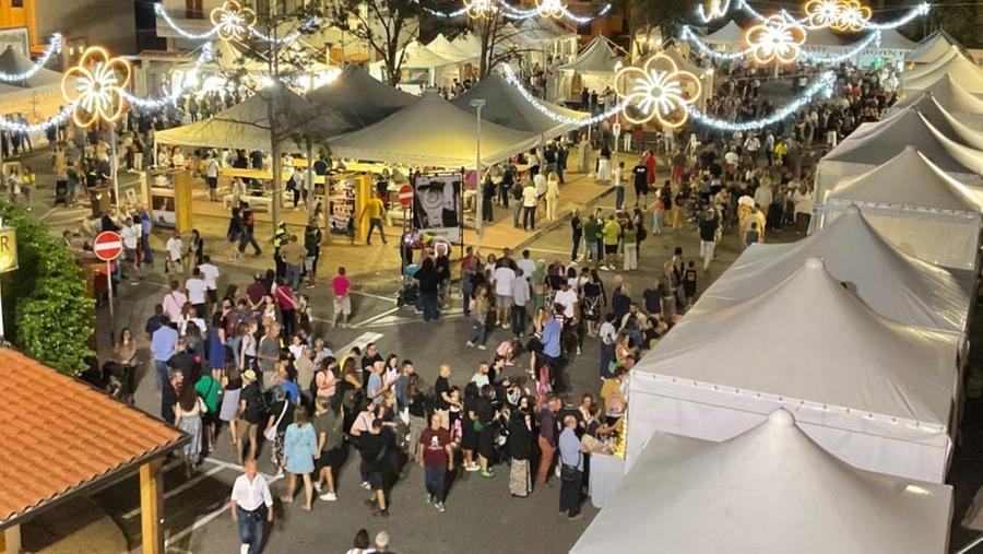La piazza con gli stand del Festival della bottarga