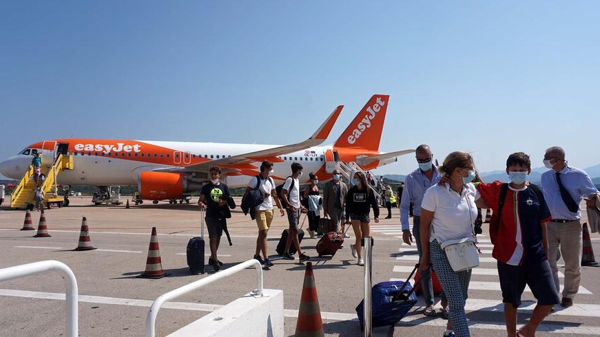 Olbia, fuma in bagno durante il volo: è il terzo episodio in due settimane