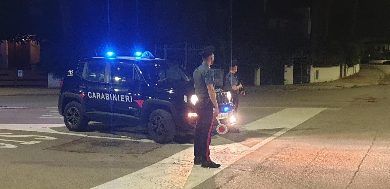 Una pattuglia dei carabinieri (foto d'archivio)