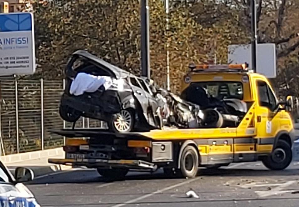 Quattro giovani vite spezzate a Cagliari, i testimoni: «L’auto è decollata a 5 metri di altezza»