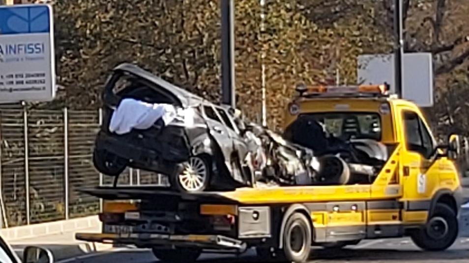 Quattro giovani vite spezzate a Cagliari, i testimoni: «L’auto è decollata a 5 metri di altezza»