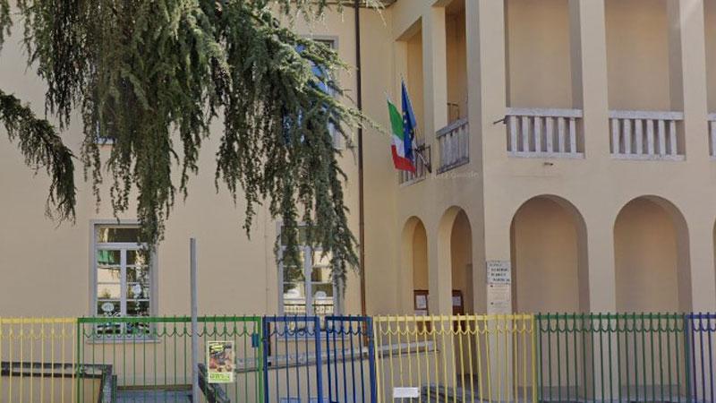 L’ingresso alle elementari De Amicis ai Villaggi