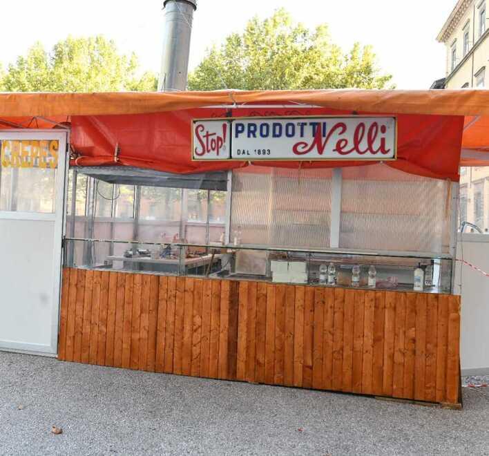 Il chiosco “Nelli” dal 1893 distribuisce bomboloni durante feste e fiere di Lucca (foto Sernacchioli)