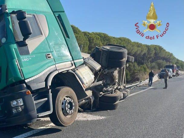 Scarlino: camion si ribalta sull’Aurelia, traffico in tilt