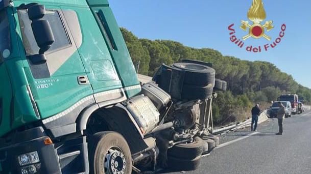 Scarlino: camion si ribalta sull’Aurelia, traffico in tilt