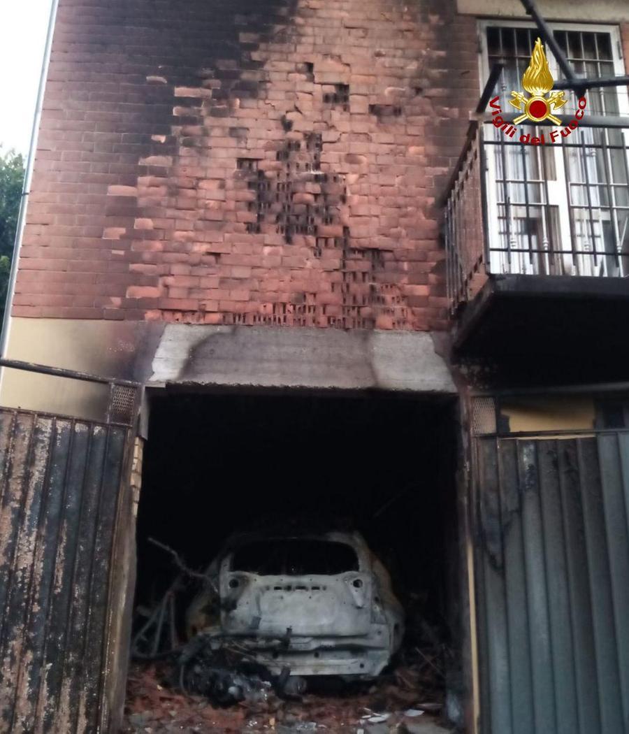 Brucia l’auto in un garage