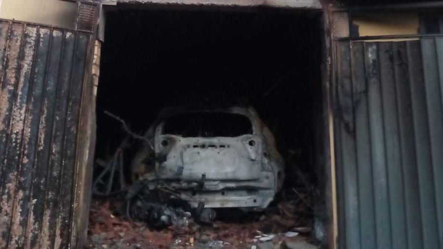 Brucia l’auto in un garage
