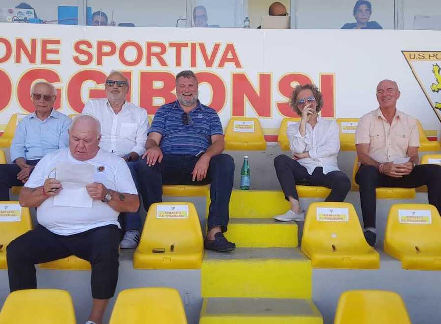 Joel Esciua in tribuna poco prima del fischio d’inizio della partita a sinistra Fernandez e Mosseri e a destra il sindaco Salvetti con Contorno