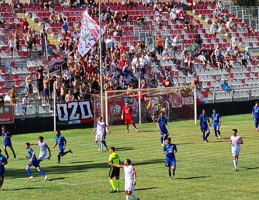 Nella foto, le fasi finali del match e il caos sugli spalti