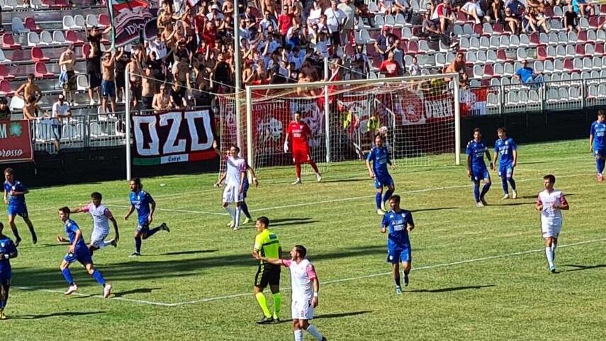 Nella foto, le fasi finali del match e il caos sugli spalti