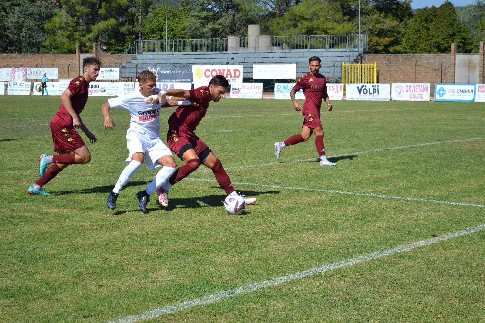 Un’azione di gioco allo stadio Muzi di Orvieto