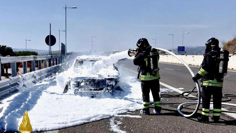 Paura all’uscita di Olbia: un’auto si incendia mentre è in marcia sulla 131