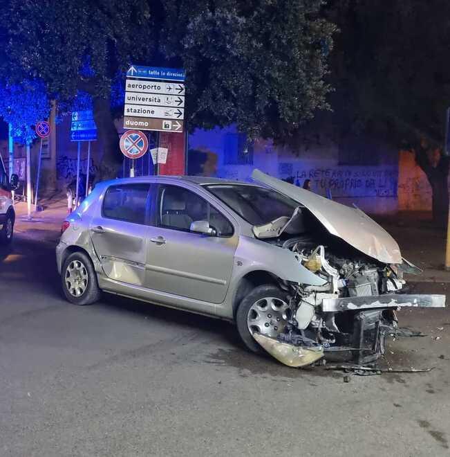 A Sassari passa col rosso, centra un’auto e fa una scenata agli agenti 