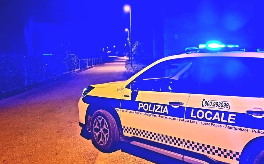 Modena. Ubriachi al volante, si schiantano contro i pali del semaforo: due automobilisti denunciati