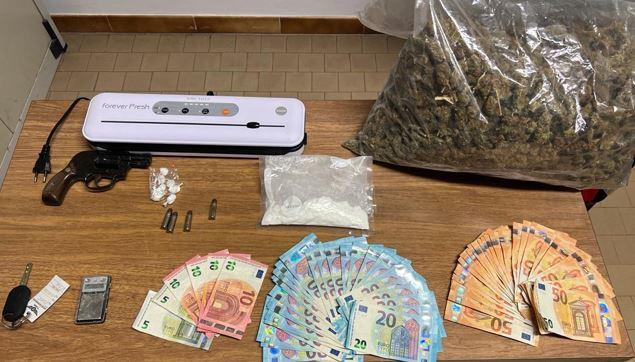 Lido Estensi, sorpresi con la droga e una pistola: arrestati due uomini