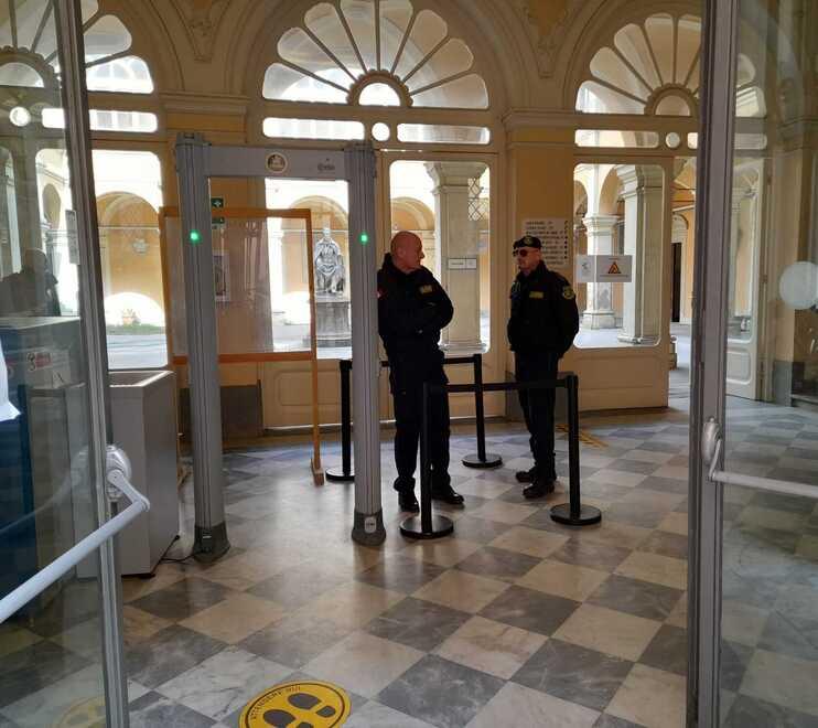 Due guardie giurate all'ingresso del tribunale