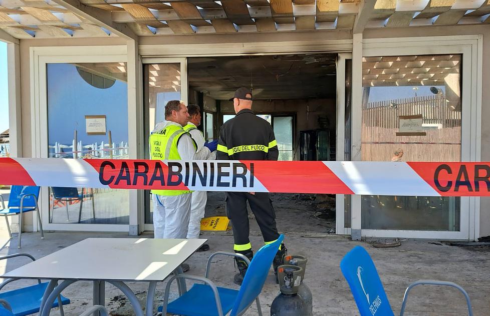 Lido Scacchi, dopo il rogo parla la titolare: «Zero racket, siamo onesti»