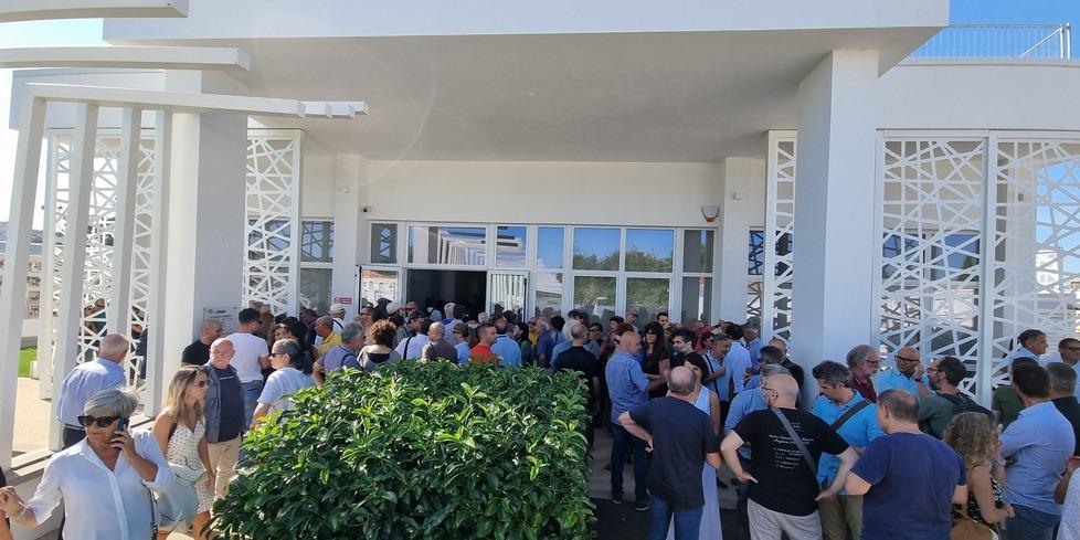 Grande folla ieri al cimitero per l’ultimo saluto a Carlo Valle