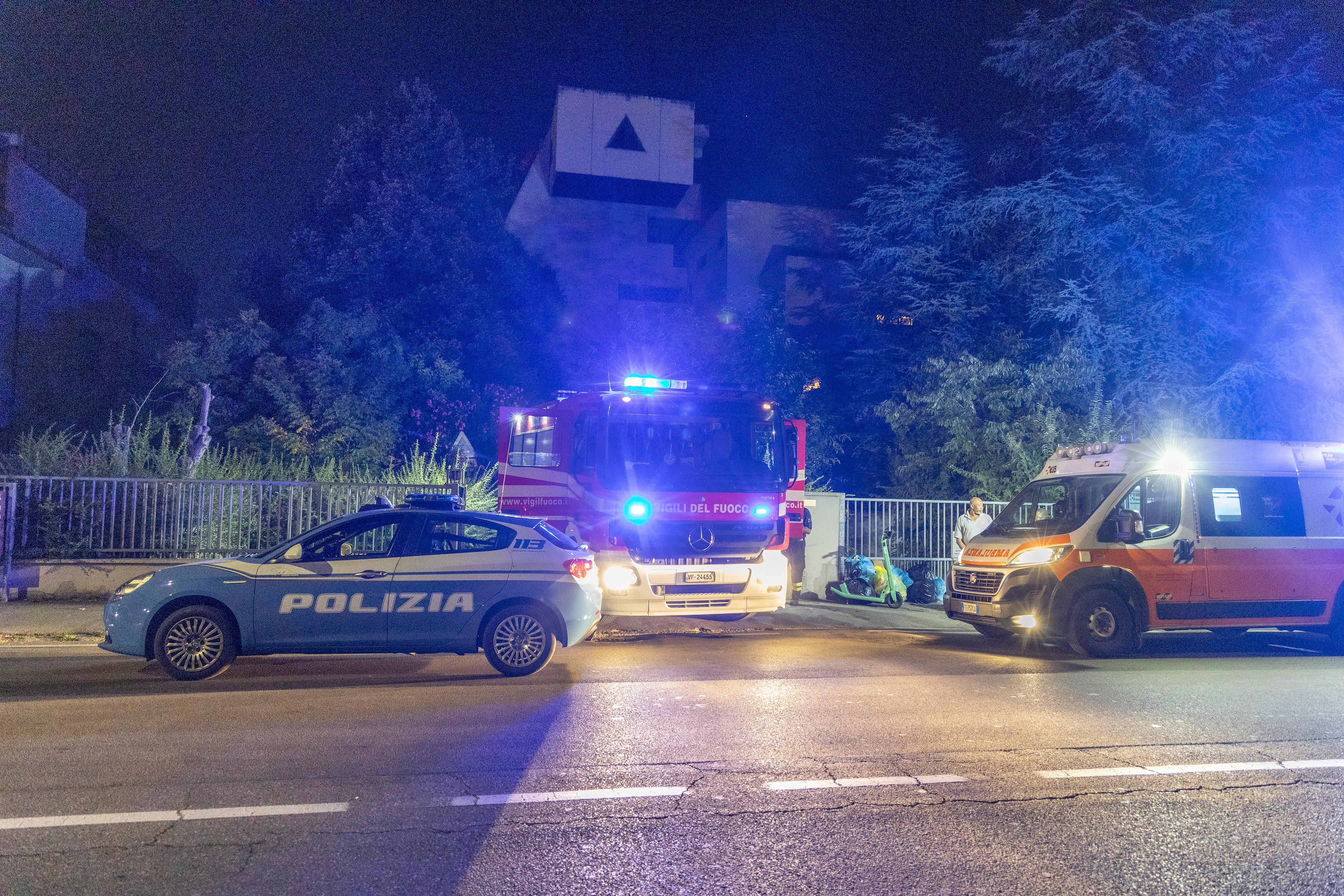 Modena. Coltelli, roghi e aggressioni: notte choc al palazzo Lambda<br>

