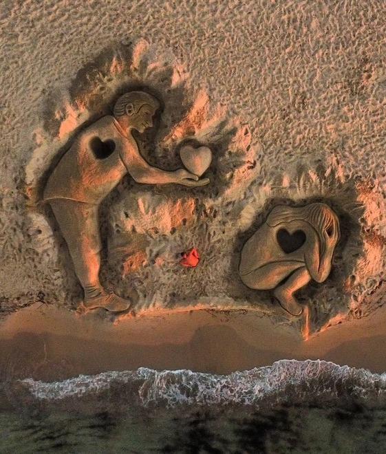 A Platamona la maxi scultura di Urru sulla sabbia per la giornata contro il suicidio