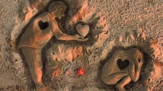 A Platamona la maxi scultura di Urru sulla sabbia per la giornata contro il suicidio