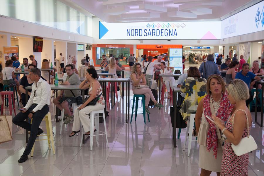 
	Passeggeri all'aeroporto di Alghero (foto Archivio)

