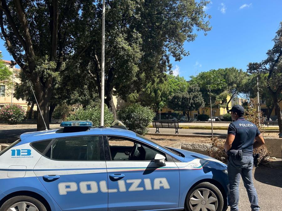 Alla guida senza patente, non si ferma all’alt della polizia e cerca di travolgere un agente: arrestato
