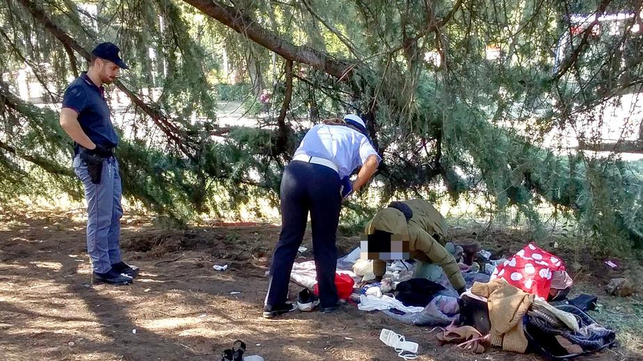 Siringhe, sangue e resti di crack nel covo dei pusher alle Cascine