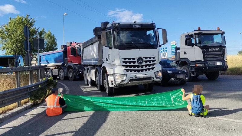 Carrara, quattro ambientalisti in tribunale per aver bloccato il traffico sulla via dei marmi
