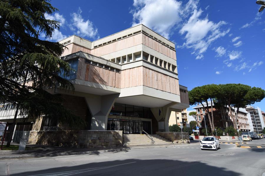 Offese al bar a quattro carabinieri: adesso dovrà anche risarcirli