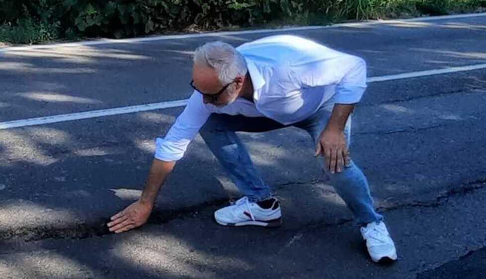 Strada dissestata a Gualtieri, 16enne cade in moto e resta ferito