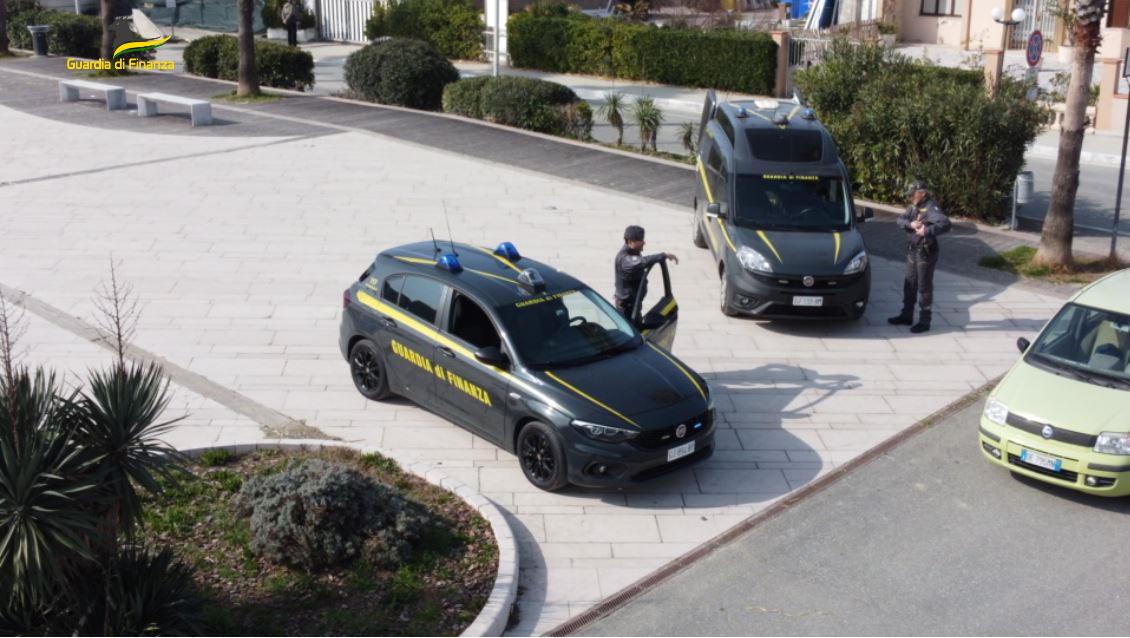 Due pattuglie della guardia di finanza (foto d'archivio)