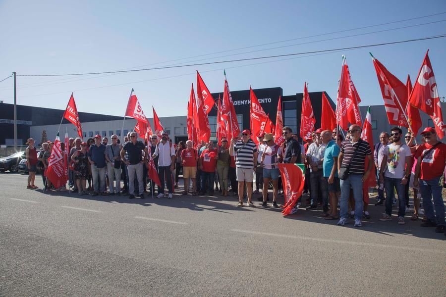 Alghero San Marco Cgil davanti alla sede Nobento