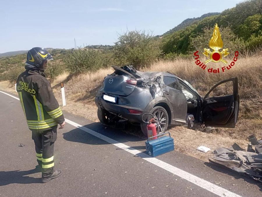 Nuoro, auto si ribalta sulla 131Dcn: feriti padre e figlio
