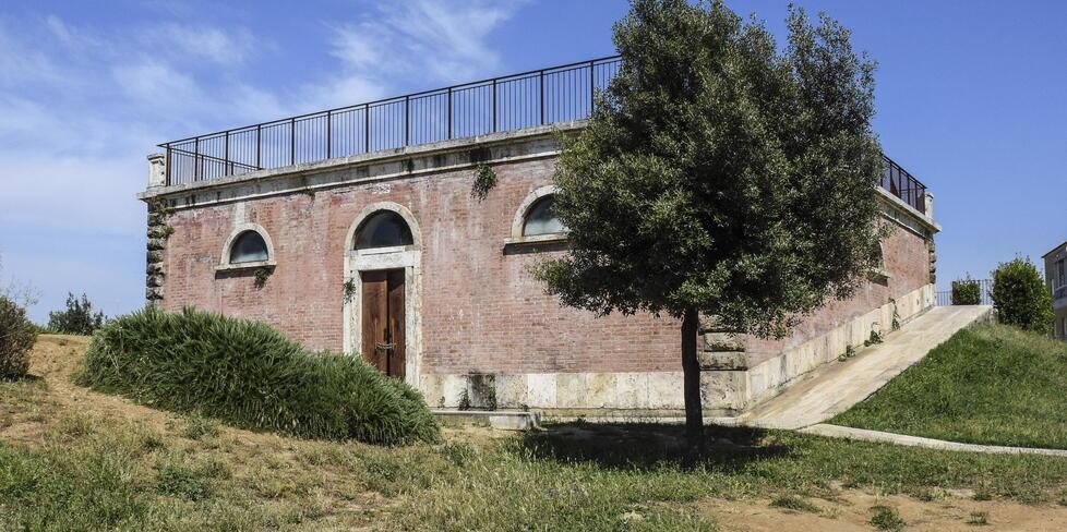 Grosseto, due minori imbrattano il bastione Maiano sulle Mura: gli agenti li scoprono in flagrante<br>
