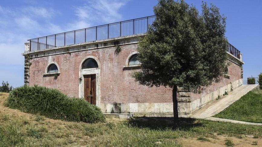 Grosseto, due minori imbrattano il bastione Maiano sulle Mura: gli agenti li scoprono in flagrante<br>