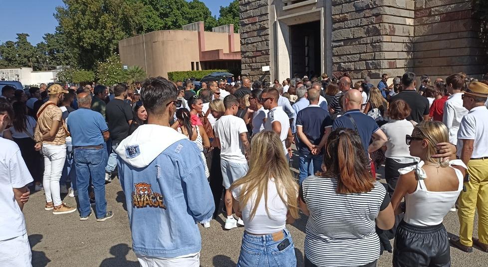 L’ultimo saluto ai quattro giovani morti sabato notte a Cagliari