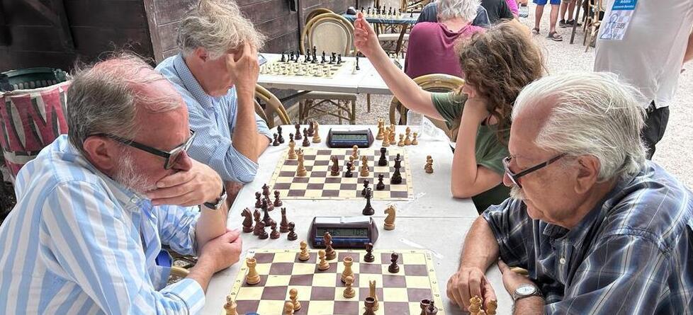 L'ex cinema Aurora di Livorno diventa un ring di scacchi: decine di giocatori al torneo lampo