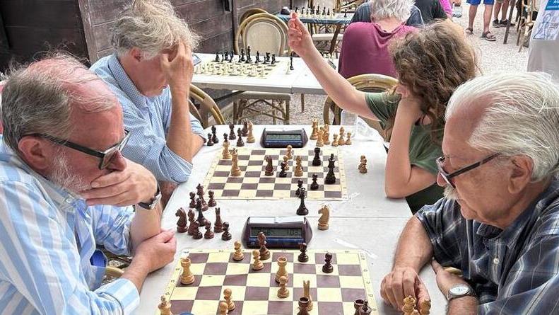 L'ex cinema Aurora di Livorno diventa un ring di scacchi: decine di giocatori al torneo lampo