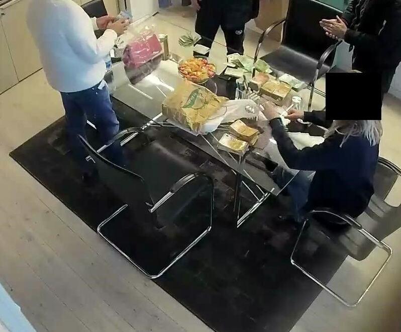 In un fermo immagine fornito dalla Guardia di finanza dalle riprese video all’interno dell’ufficio di un’azienda si vedono mazzette di soldi sulla scrivania: per l’accusa era il “nero” derivato dalle false fatture